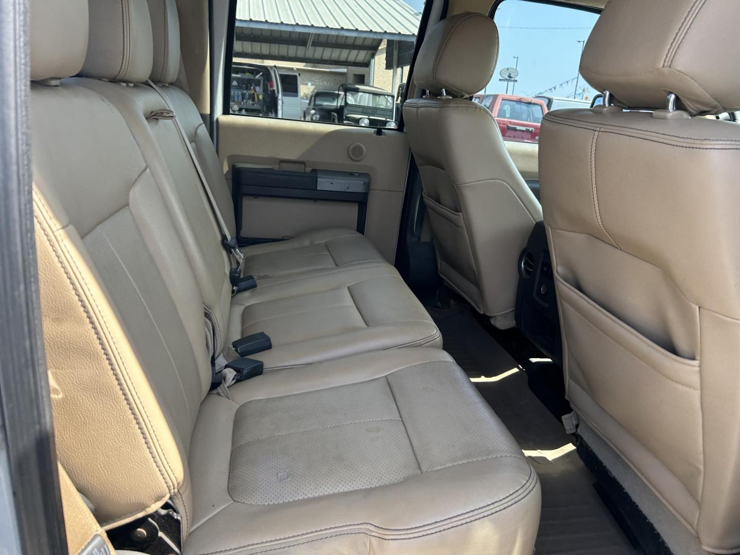 2015 White Ford F-250 SD King Ranch Crew Cab 4WD (1FT7W2BT6FE) with an 6.7L V8 OHV 16V DIESEL engine, 6-Speed Automatic transmission, located at 1687 Business 35 S, New Braunfels, TX, 78130, (830) 625-7159, 29.655487, -98.051491 - Photo#4