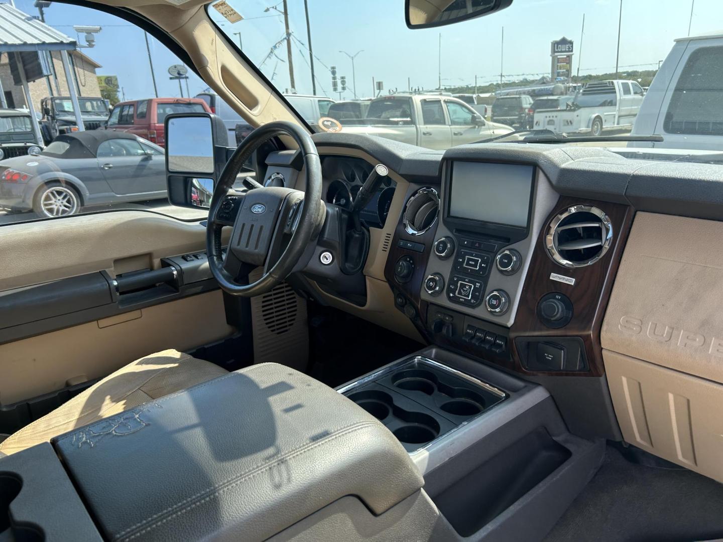 2015 White Ford F-250 SD King Ranch Crew Cab 4WD (1FT7W2BT6FE) with an 6.7L V8 OHV 16V DIESEL engine, 6-Speed Automatic transmission, located at 1687 Business 35 S, New Braunfels, TX, 78130, (830) 625-7159, 29.655487, -98.051491 - Photo#5