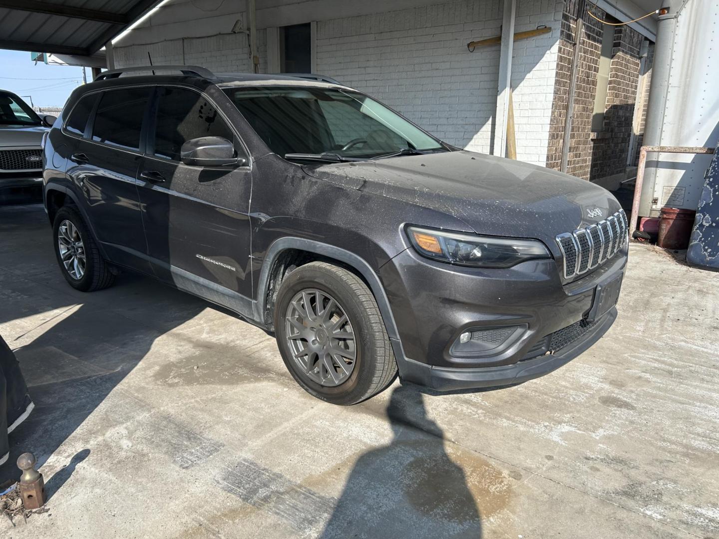 2019 Grey Jeep Cherokee Latitude Plus FWD (1C4PJLLB6KD) with an 2.4L L4 DOHC 16V engine, 9A transmission, located at 1687 Business 35 S, New Braunfels, TX, 78130, (830) 625-7159, 29.655487, -98.051491 - Photo#3