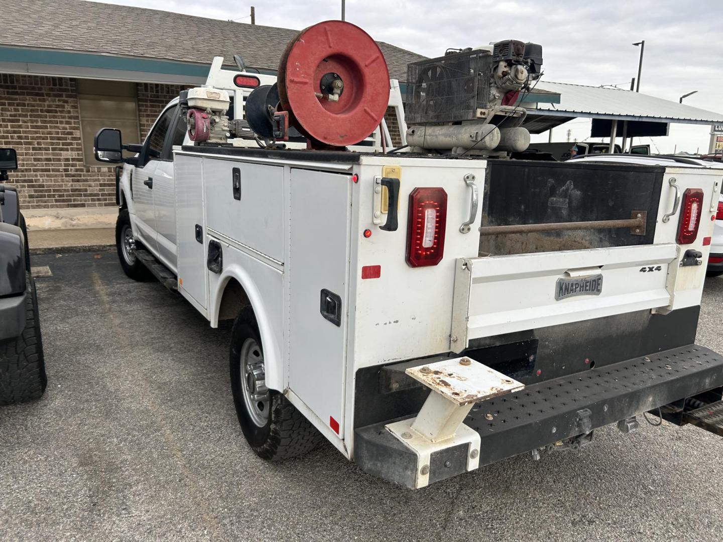 2019 White Ford F-350 SD XL SuperCab 4WD (1FD7X3B62KE) with an 6.2L V8 OHV 16V engine, 6A transmission, located at 1687 Business 35 S, New Braunfels, TX, 78130, (830) 625-7159, 29.655487, -98.051491 - Photo#8