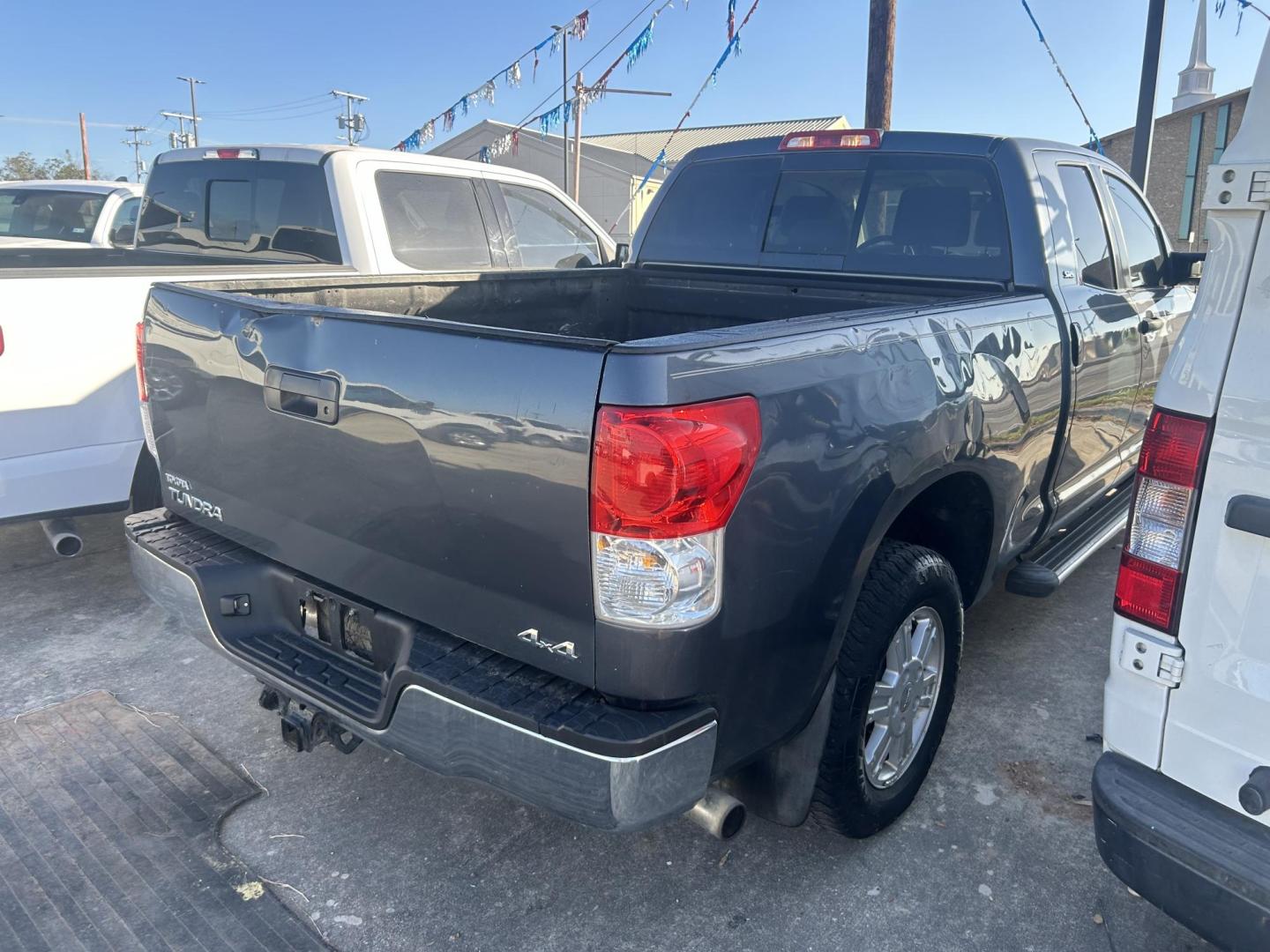 2007 Grey Toyota Tundra SR5 Double Cab LB 6AT 4WD (5TFBV54137X) with an 5.7L V8 DOHC 32V engine, 6-Speed Automatic Overdrive transmission, located at 1687 Business 35 S, New Braunfels, TX, 78130, (830) 625-7159, 29.655487, -98.051491 - Photo#4