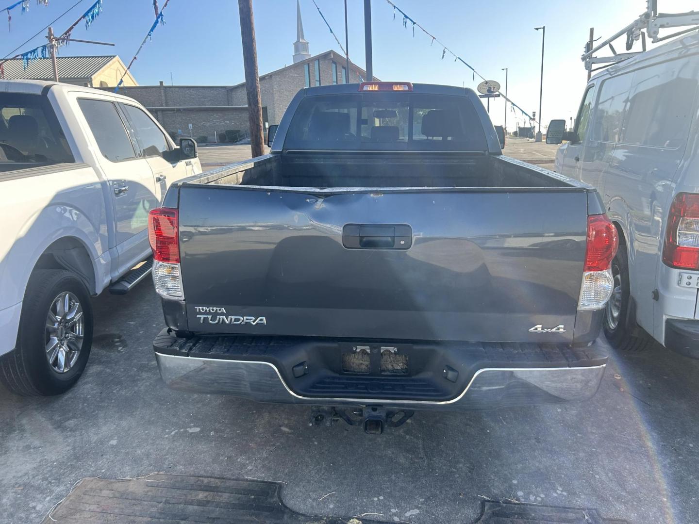 2007 Grey Toyota Tundra SR5 Double Cab LB 6AT 4WD (5TFBV54137X) with an 5.7L V8 DOHC 32V engine, 6-Speed Automatic Overdrive transmission, located at 1687 Business 35 S, New Braunfels, TX, 78130, (830) 625-7159, 29.655487, -98.051491 - Photo#3