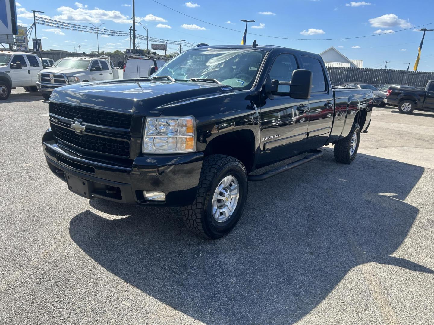 2008 White Chevrolet Silverado 2500HD LT1 Crew Cab Long Box 4WD (1GCHK23688F) with an 6.6L V8 OHV 32V TURBO DIESEL engine, 6-Speed Automatic Overdrive transmission, located at 1687 Business 35 S, New Braunfels, TX, 78130, (830) 625-7159, 29.655487, -98.051491 - Photo#0