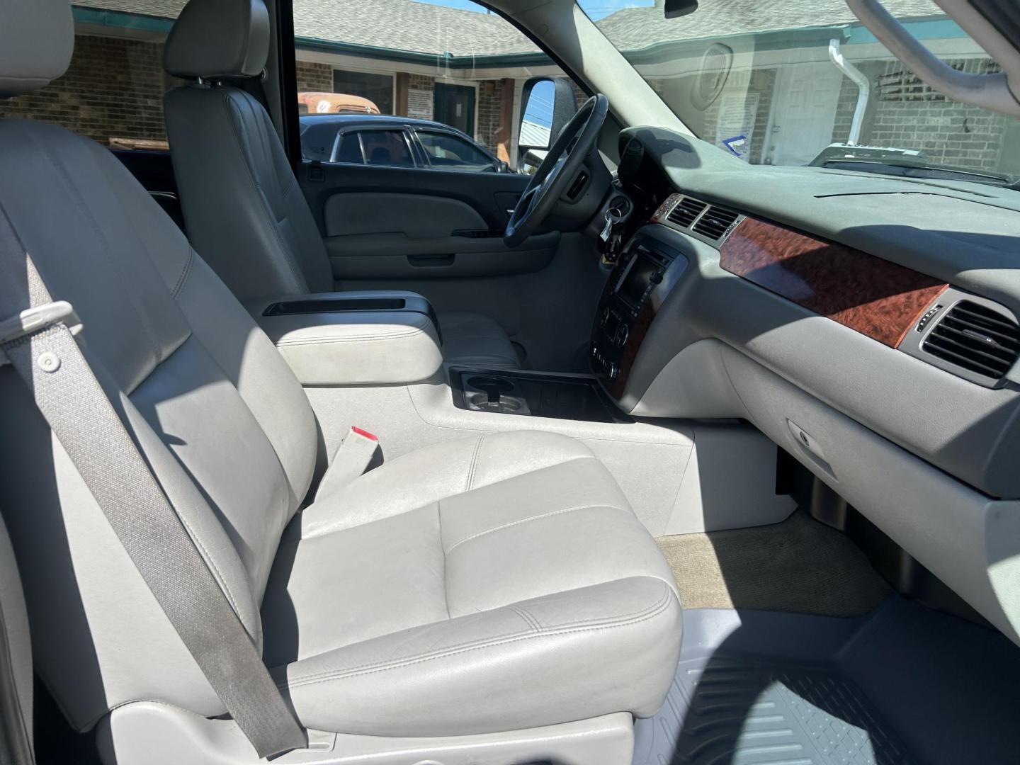 2008 White Chevrolet Silverado 2500HD LT1 Crew Cab Long Box 4WD (1GCHK23688F) with an 6.6L V8 OHV 32V TURBO DIESEL engine, 6-Speed Automatic Overdrive transmission, located at 1687 Business 35 S, New Braunfels, TX, 78130, (830) 625-7159, 29.655487, -98.051491 - Photo#1