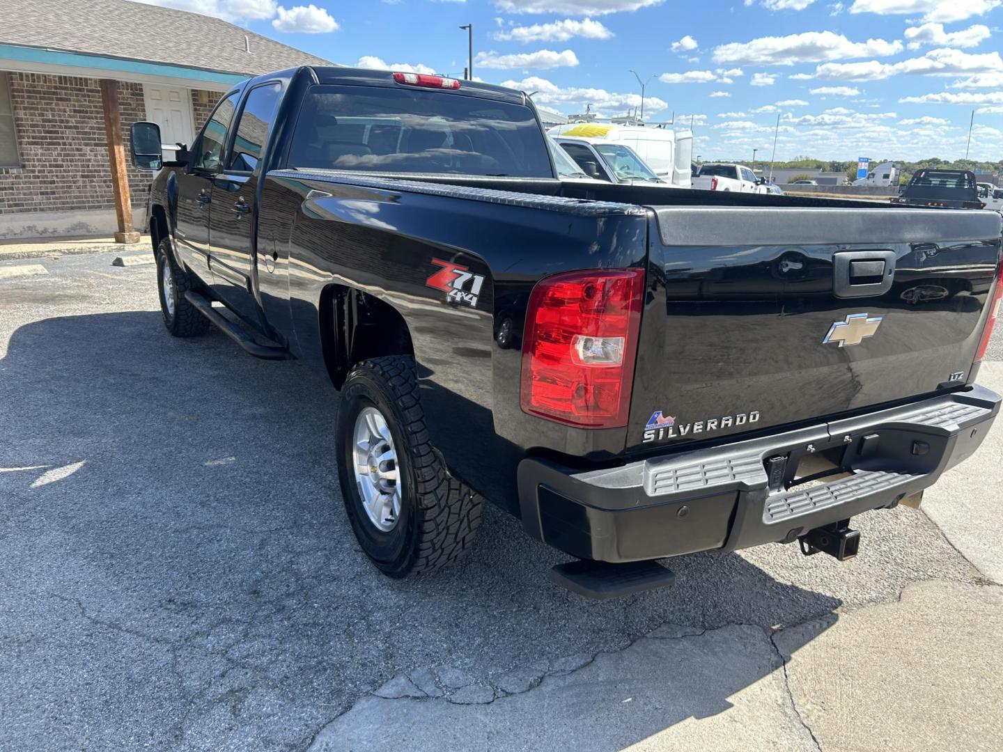 2008 White Chevrolet Silverado 2500HD LT1 Crew Cab Long Box 4WD (1GCHK23688F) with an 6.6L V8 OHV 32V TURBO DIESEL engine, 6-Speed Automatic Overdrive transmission, located at 1687 Business 35 S, New Braunfels, TX, 78130, (830) 625-7159, 29.655487, -98.051491 - Photo#10