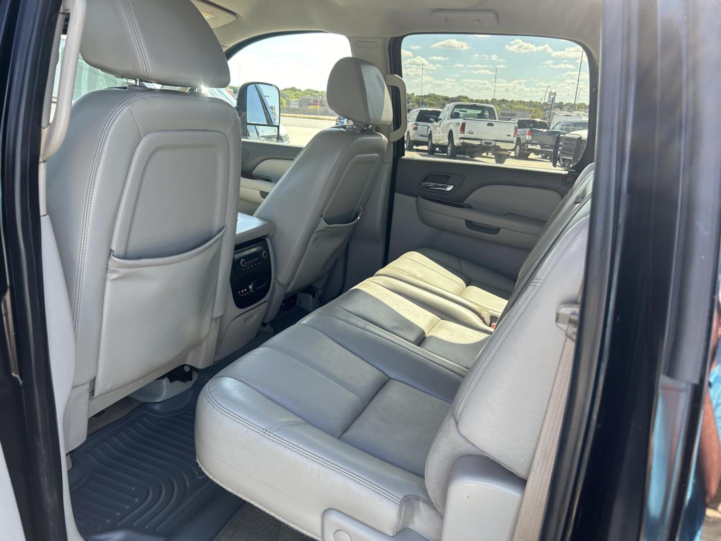 2008 White Chevrolet Silverado 2500HD LT1 Crew Cab Long Box 4WD (1GCHK23688F) with an 6.6L V8 OHV 32V TURBO DIESEL engine, 6-Speed Automatic Overdrive transmission, located at 1687 Business 35 S, New Braunfels, TX, 78130, (830) 625-7159, 29.655487, -98.051491 - Photo#11