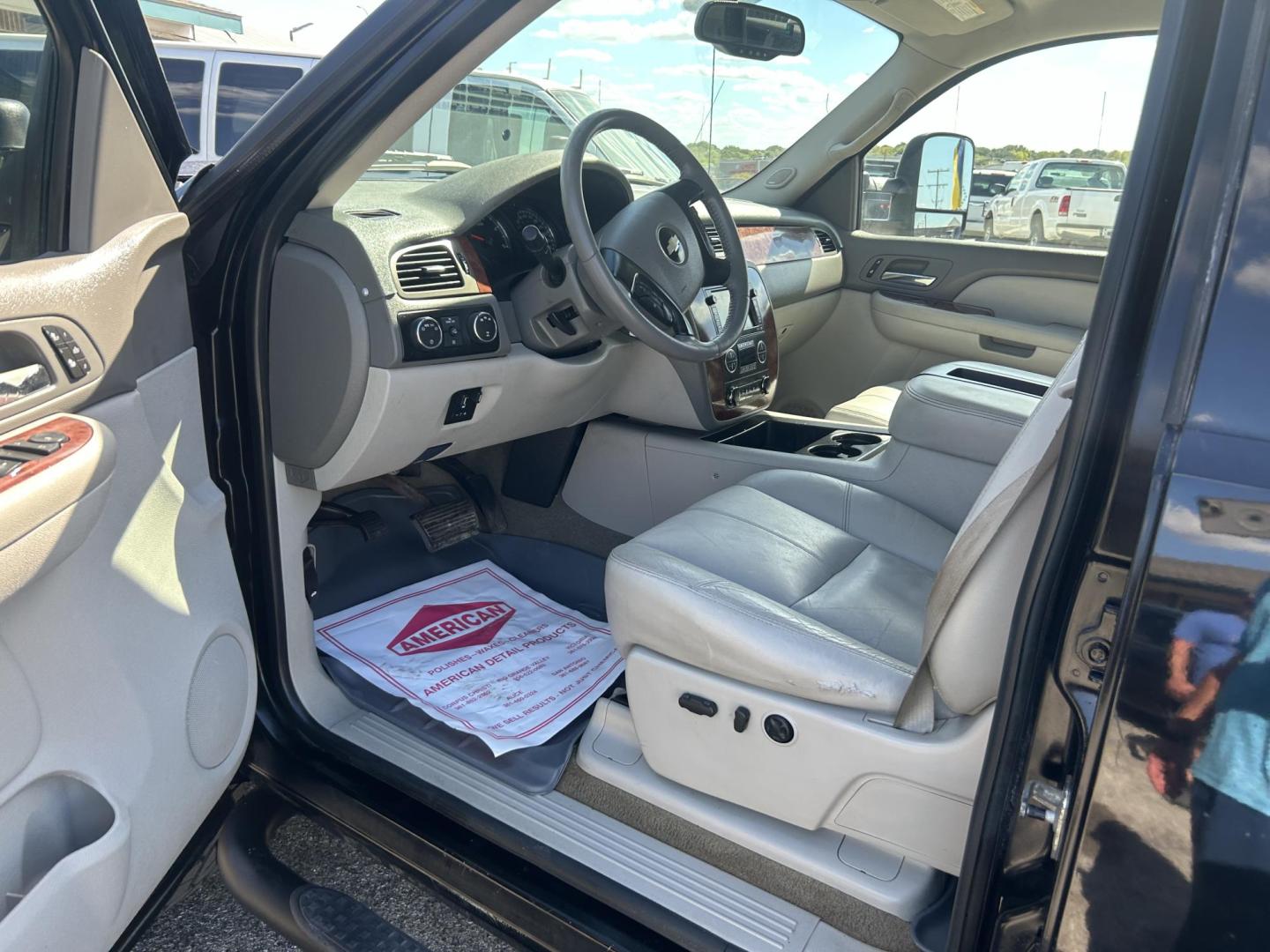 2008 White Chevrolet Silverado 2500HD LT1 Crew Cab Long Box 4WD (1GCHK23688F) with an 6.6L V8 OHV 32V TURBO DIESEL engine, 6-Speed Automatic Overdrive transmission, located at 1687 Business 35 S, New Braunfels, TX, 78130, (830) 625-7159, 29.655487, -98.051491 - Photo#12