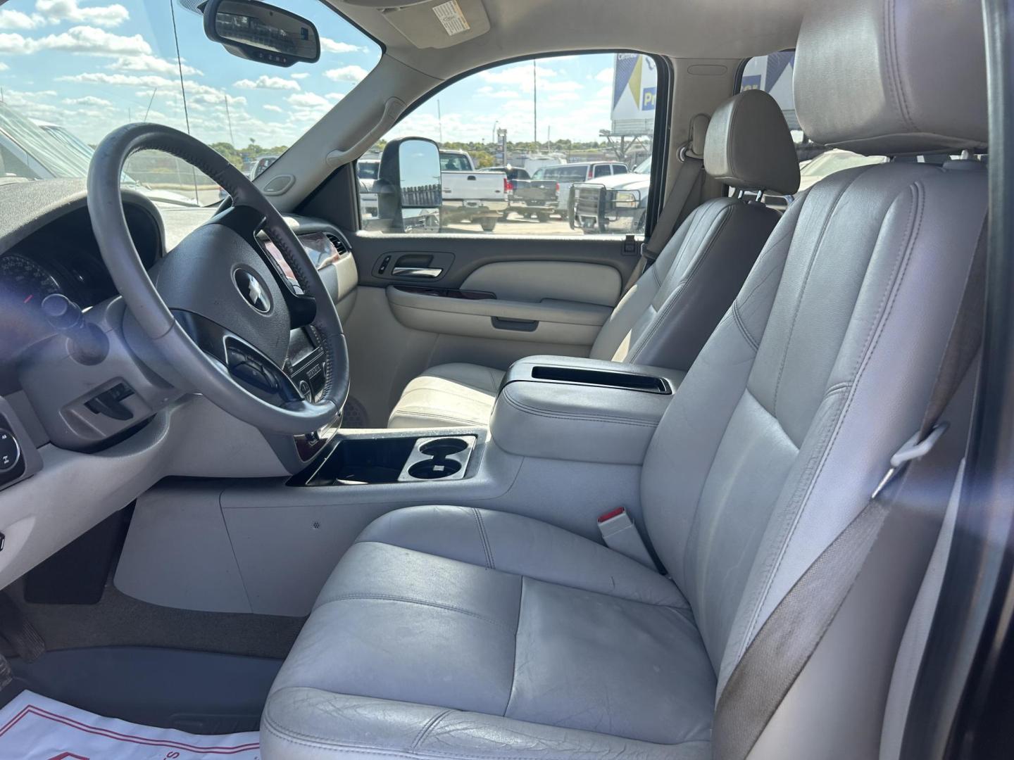 2008 White Chevrolet Silverado 2500HD LT1 Crew Cab Long Box 4WD (1GCHK23688F) with an 6.6L V8 OHV 32V TURBO DIESEL engine, 6-Speed Automatic Overdrive transmission, located at 1687 Business 35 S, New Braunfels, TX, 78130, (830) 625-7159, 29.655487, -98.051491 - Photo#14