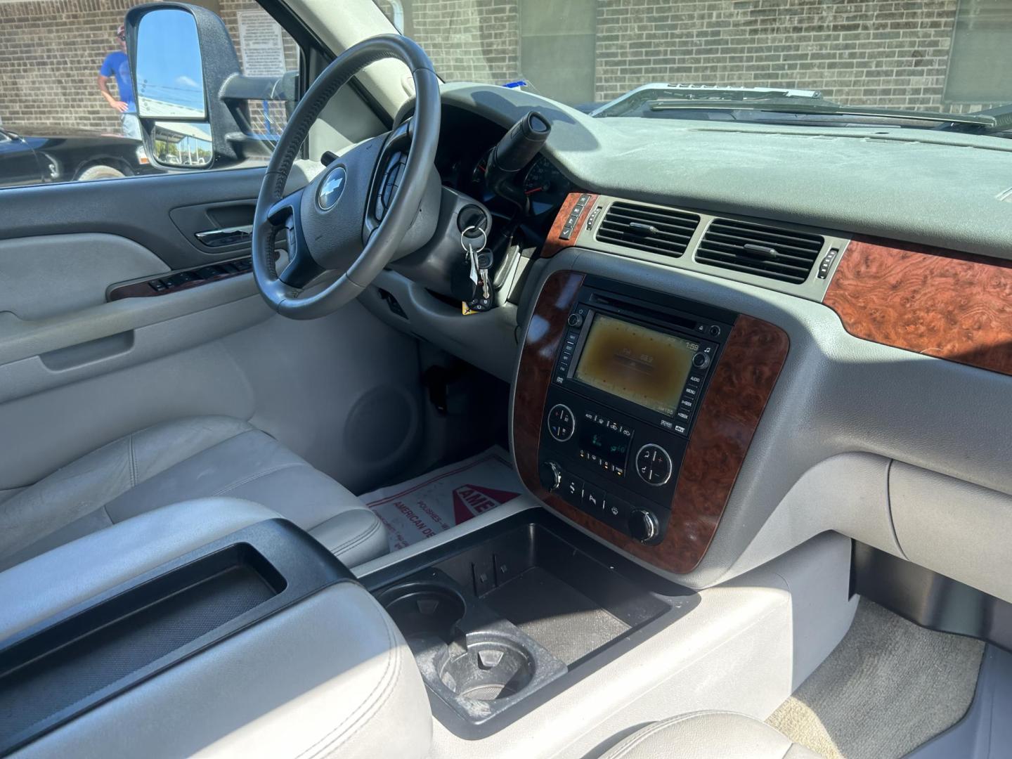 2008 White Chevrolet Silverado 2500HD LT1 Crew Cab Long Box 4WD (1GCHK23688F) with an 6.6L V8 OHV 32V TURBO DIESEL engine, 6-Speed Automatic Overdrive transmission, located at 1687 Business 35 S, New Braunfels, TX, 78130, (830) 625-7159, 29.655487, -98.051491 - Photo#2