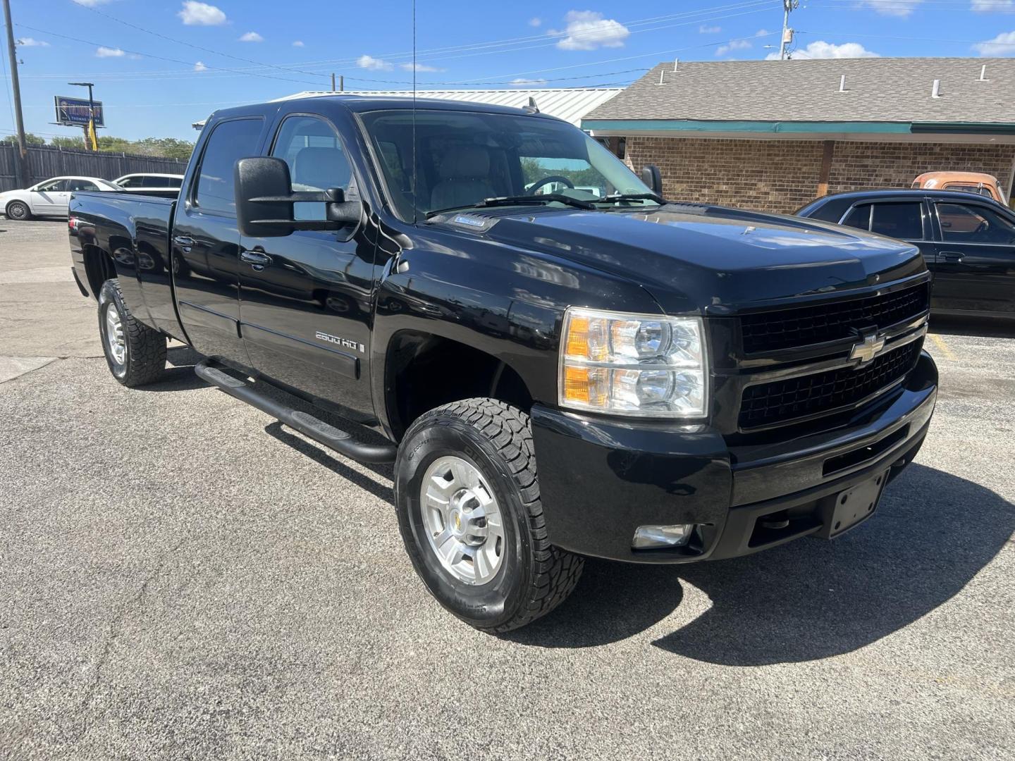 2008 White Chevrolet Silverado 2500HD LT1 Crew Cab Long Box 4WD (1GCHK23688F) with an 6.6L V8 OHV 32V TURBO DIESEL engine, 6-Speed Automatic Overdrive transmission, located at 1687 Business 35 S, New Braunfels, TX, 78130, (830) 625-7159, 29.655487, -98.051491 - Photo#3