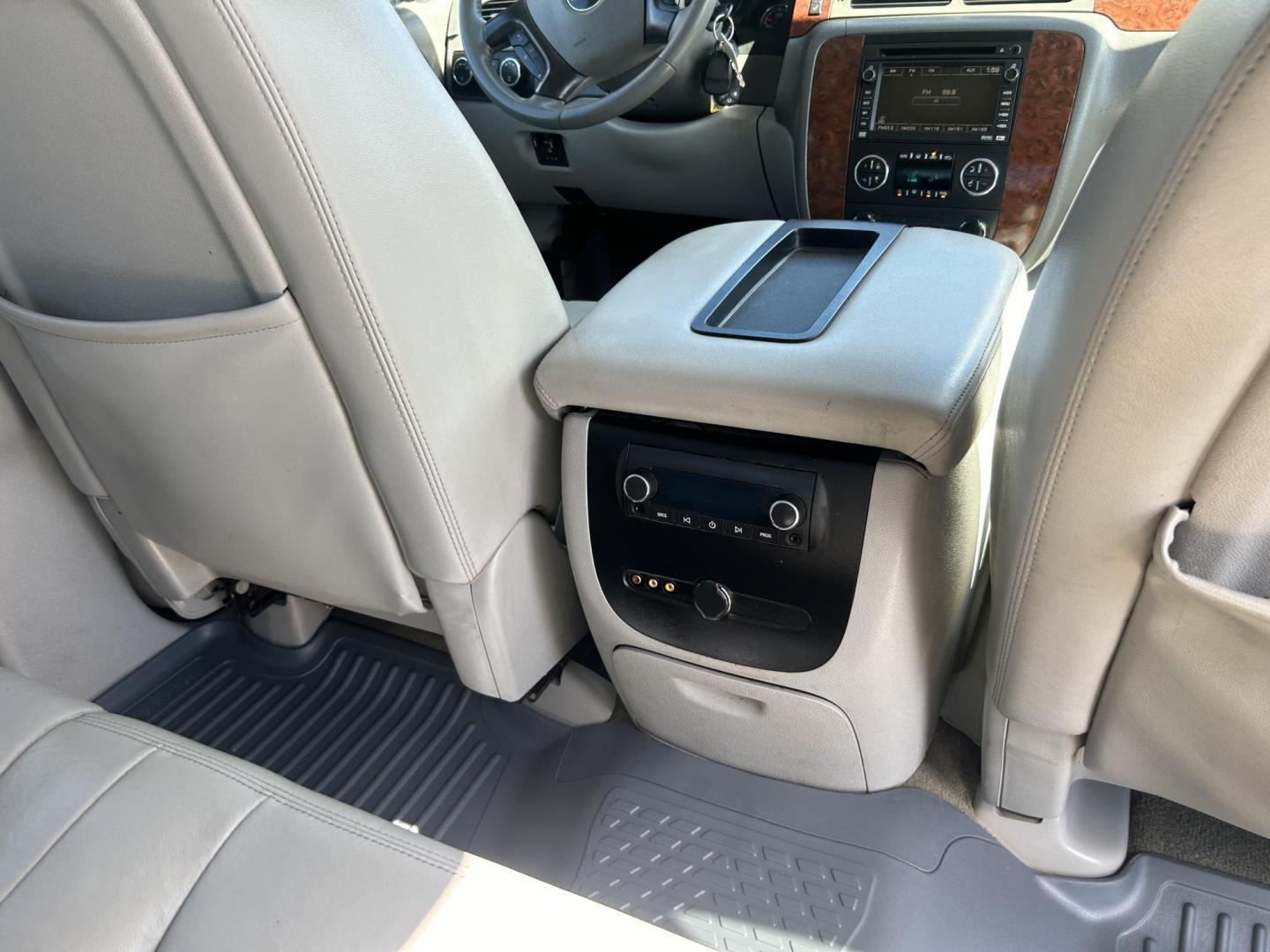 2008 White Chevrolet Silverado 2500HD LT1 Crew Cab Long Box 4WD (1GCHK23688F) with an 6.6L V8 OHV 32V TURBO DIESEL engine, 6-Speed Automatic Overdrive transmission, located at 1687 Business 35 S, New Braunfels, TX, 78130, (830) 625-7159, 29.655487, -98.051491 - Photo#5