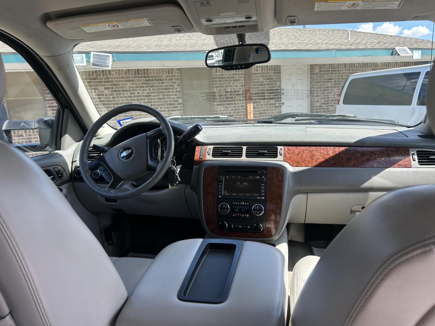 2008 White Chevrolet Silverado 2500HD LT1 Crew Cab Long Box 4WD (1GCHK23688F) with an 6.6L V8 OHV 32V TURBO DIESEL engine, 6-Speed Automatic Overdrive transmission, located at 1687 Business 35 S, New Braunfels, TX, 78130, (830) 625-7159, 29.655487, -98.051491 - Photo#6