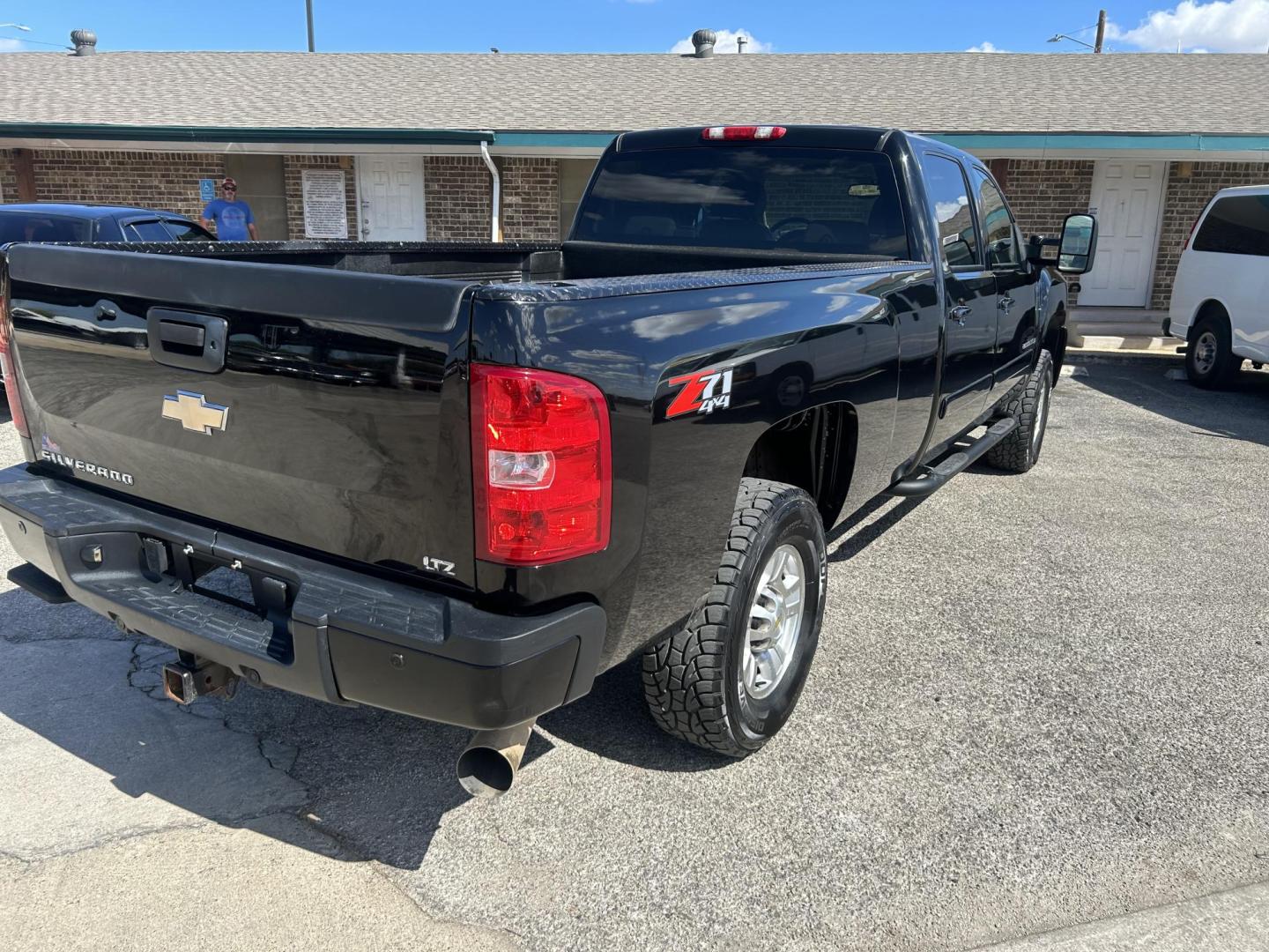 2008 White Chevrolet Silverado 2500HD LT1 Crew Cab Long Box 4WD (1GCHK23688F) with an 6.6L V8 OHV 32V TURBO DIESEL engine, 6-Speed Automatic Overdrive transmission, located at 1687 Business 35 S, New Braunfels, TX, 78130, (830) 625-7159, 29.655487, -98.051491 - Photo#8