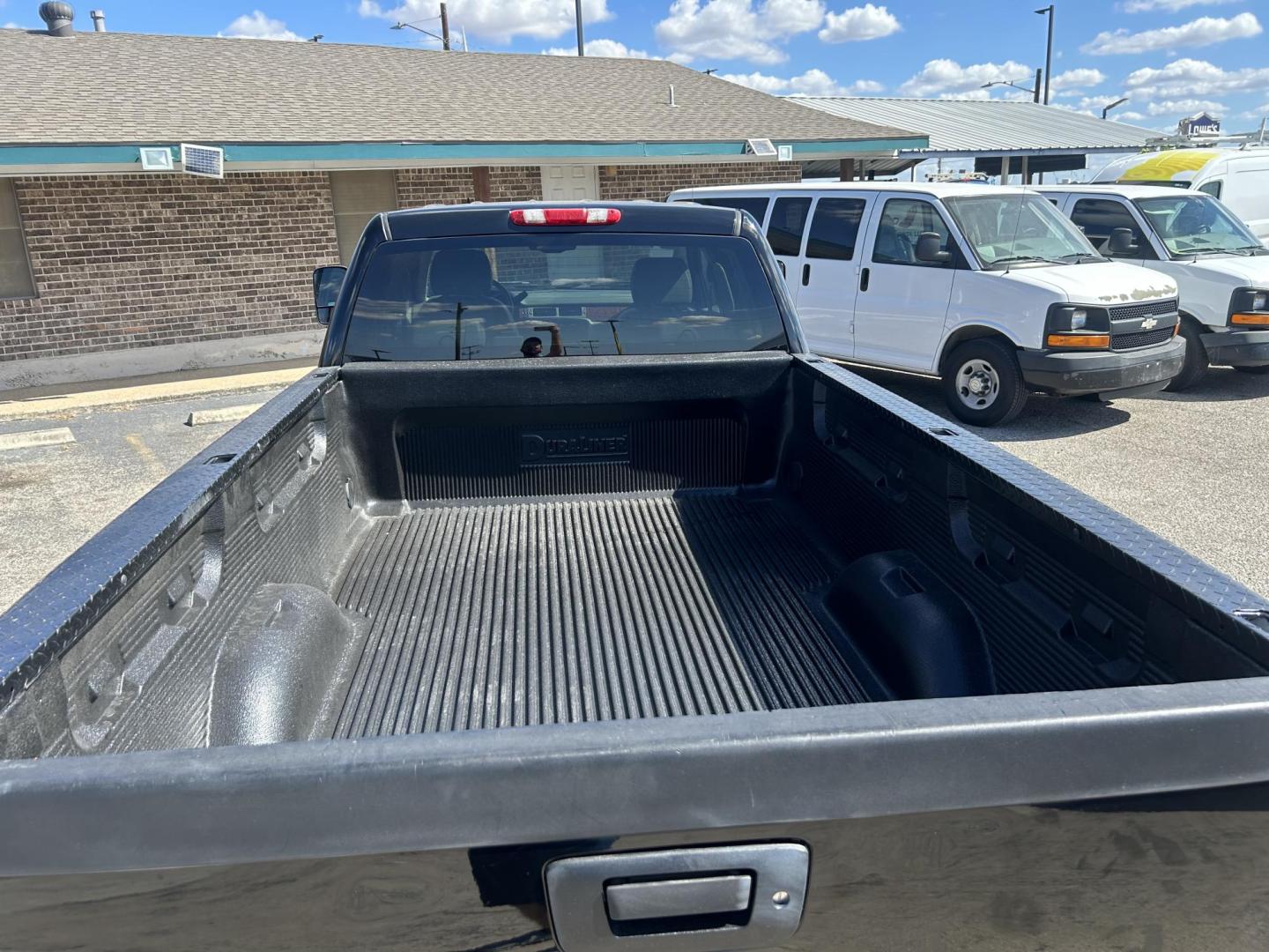 2008 White Chevrolet Silverado 2500HD LT1 Crew Cab Long Box 4WD (1GCHK23688F) with an 6.6L V8 OHV 32V TURBO DIESEL engine, 6-Speed Automatic Overdrive transmission, located at 1687 Business 35 S, New Braunfels, TX, 78130, (830) 625-7159, 29.655487, -98.051491 - Photo#9