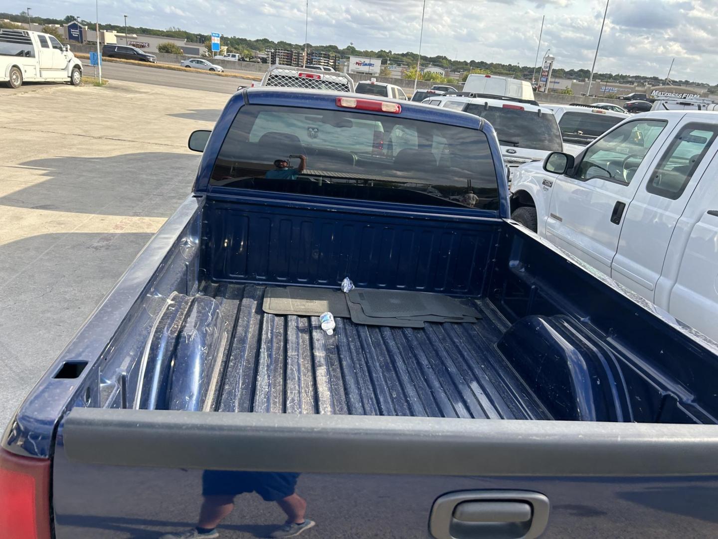 2001 Blue GMC Sierra 1500 SL Ext. Cab Long Bed 2WD (2GTEC19T311) with an 5.3L V8 OHV 16V engine, 4-Speed Automatic Overdrive transmission, located at 1687 Business 35 S, New Braunfels, TX, 78130, (830) 625-7159, 29.655487, -98.051491 - Photo#6