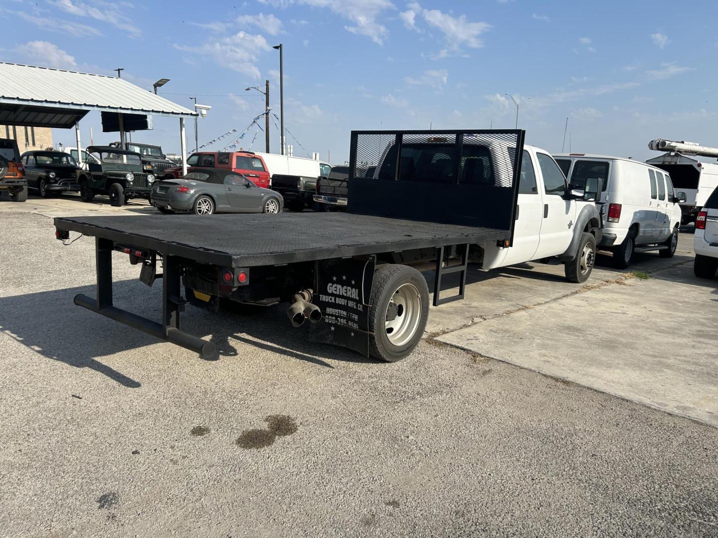 2011 White Ford F-550 Crew Cab DRW 2WD (1FD0W5GT4BE) with an 6.7L V8 OHV 16V DIESEL engine, located at 1687 Business 35 S, New Braunfels, TX, 78130, (830) 625-7159, 29.655487, -98.051491 - Photo#3