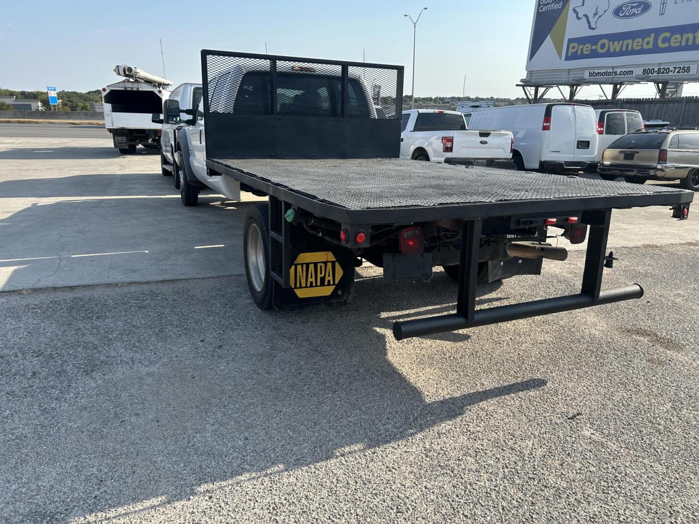 2011 White Ford F-550 Crew Cab DRW 2WD (1FD0W5GT4BE) with an 6.7L V8 OHV 16V DIESEL engine, located at 1687 Business 35 S, New Braunfels, TX, 78130, (830) 625-7159, 29.655487, -98.051491 - Photo#1