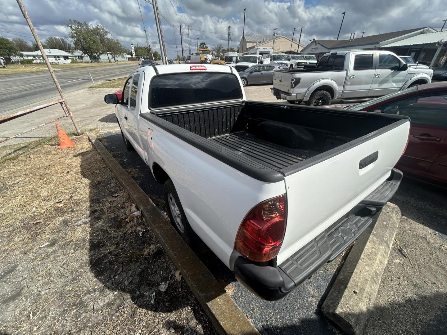 2015 Toyota Tacoma Access Cab I4 4AT 2WD (5TFTX4CN5FX) with an 2.7L L4 DOHC 16V engine, 4-Speed Automatic transmission, located at 1687 Business 35 S, New Braunfels, TX, 78130, (830) 625-7159, 29.655487, -98.051491 - Photo#1