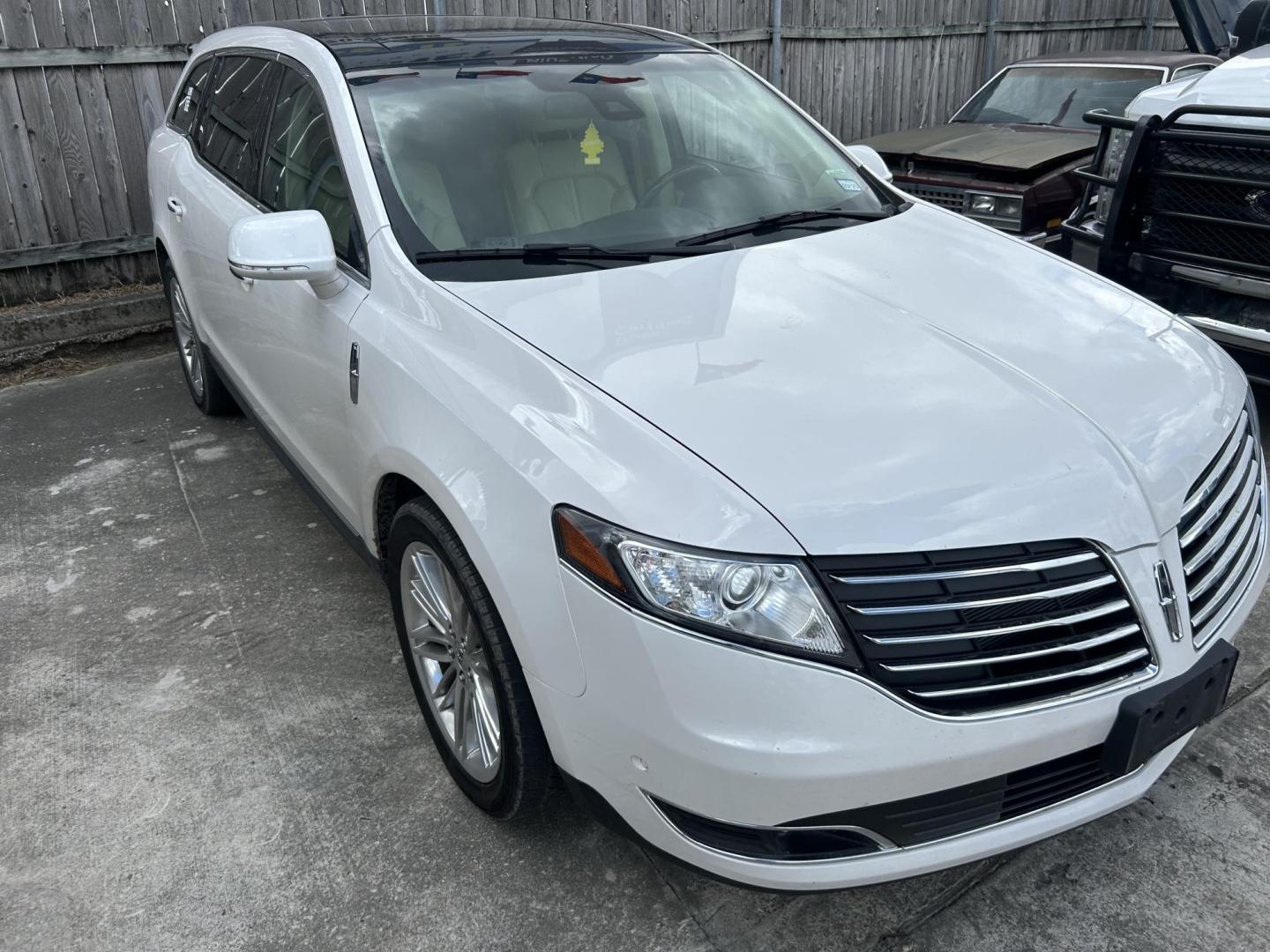 2018 White Lincoln MKT Reserve (2LMHJ5AT6JB) with an 3.5L V6 DOHC 24V TURBO engine, 6A transmission, located at 1687 Business 35 S, New Braunfels, TX, 78130, (830) 625-7159, 29.655487, -98.051491 - Photo#2