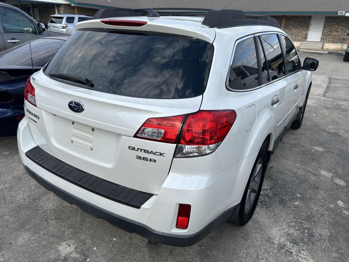 2014 Subaru Outback 3.6R Limited (4S4BRDPC6E2) with an 3.6L H6 DOHC 24V engine, 5-Speed Automatic transmission, located at 1687 Business 35 S, New Braunfels, TX, 78130, (830) 625-7159, 29.655487, -98.051491 - Photo#6