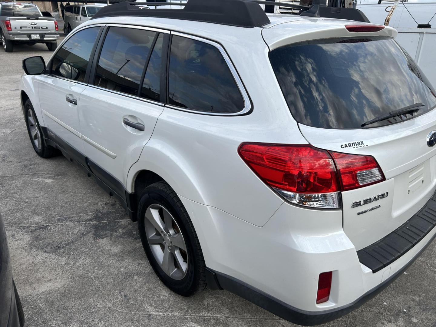 2014 Subaru Outback 3.6R Limited (4S4BRDPC6E2) with an 3.6L H6 DOHC 24V engine, 5-Speed Automatic transmission, located at 1687 Business 35 S, New Braunfels, TX, 78130, (830) 625-7159, 29.655487, -98.051491 - Photo#8