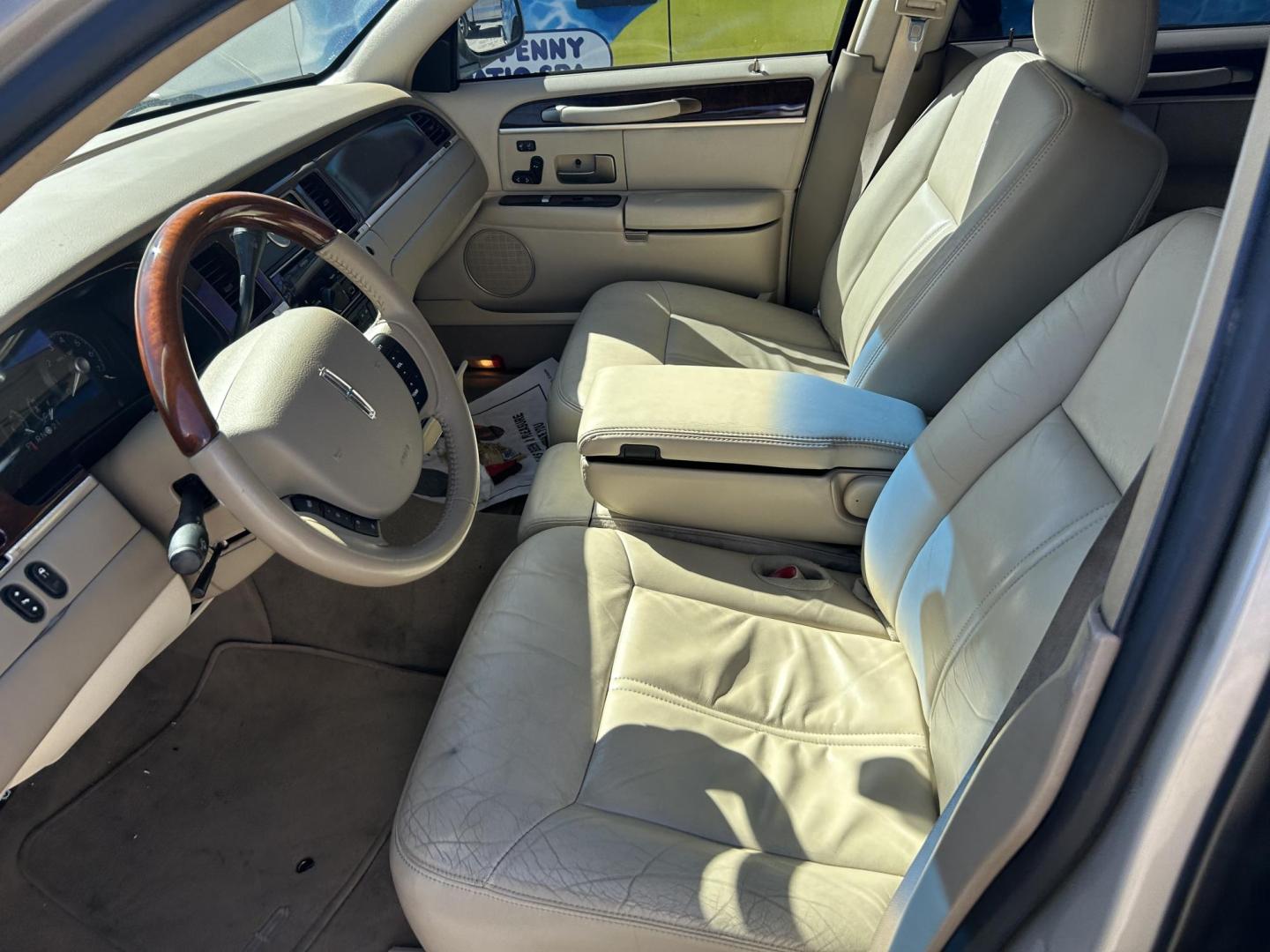 2009 Tan Lincoln Town Car Signature Limited (2LNHM82V29X) with an 4.6L V8 SOHC 16V FFV engine, 4-Speed Automatic transmission, located at 1687 Business 35 S, New Braunfels, TX, 78130, (830) 625-7159, 29.655487, -98.051491 - Photo#5