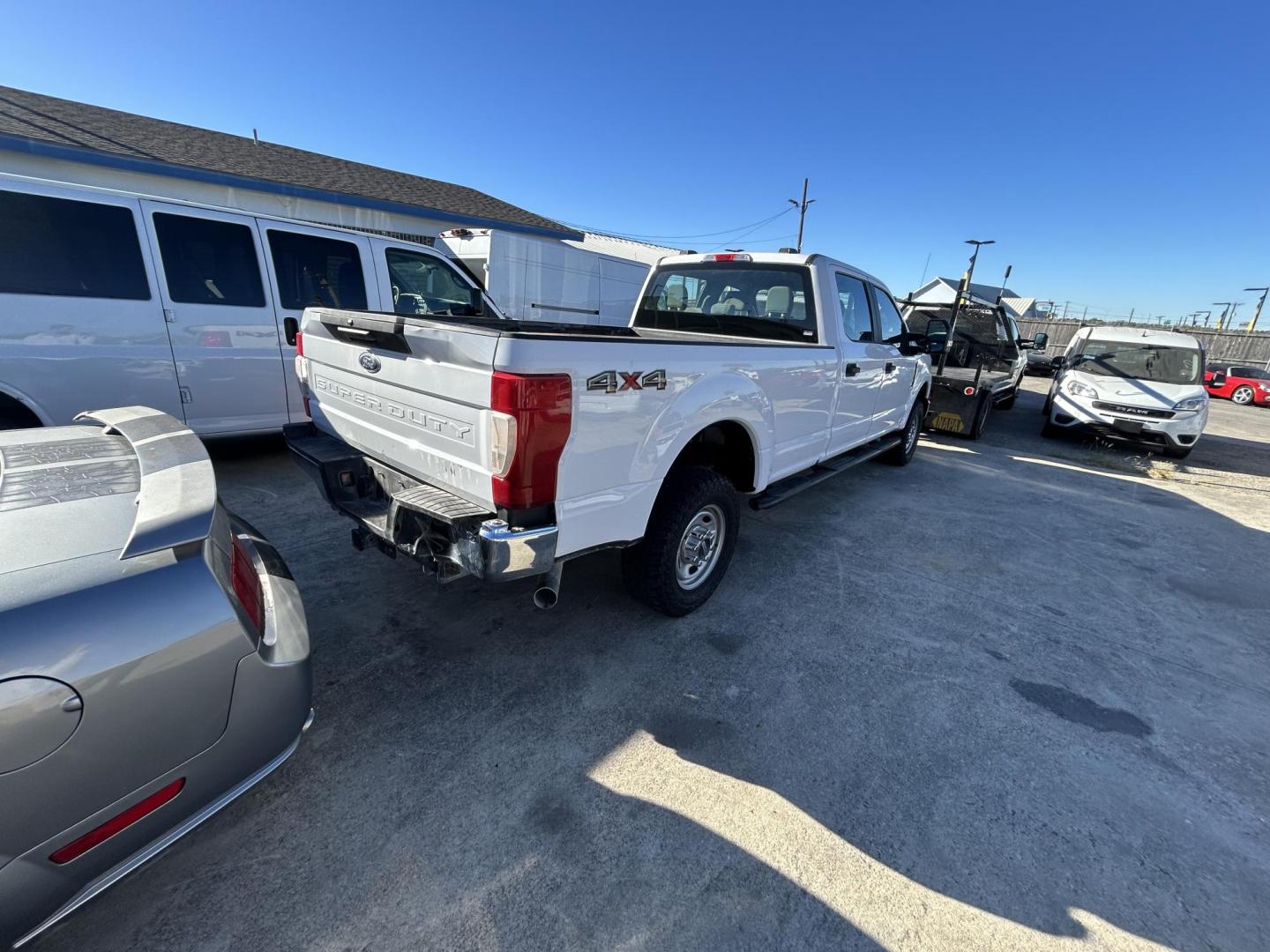 2020 White Ford F-250 SD XL Crew Cab 4WD (1FT7W2B67LE) with an 6.2L V8 OHV 16V engine, 6A transmission, located at 1687 Business 35 S, New Braunfels, TX, 78130, (830) 625-7159, 29.655487, -98.051491 - Photo#10