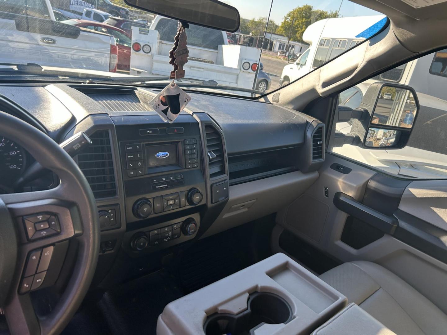 2022 White Ford F-250 SD XL Crew Cab 4WD (1FT7W2B6XNE) with an 6.2L V8 OHV 16V engine, 6A transmission, located at 1687 Business 35 S, New Braunfels, TX, 78130, (830) 625-7159, 29.655487, -98.051491 - Photo#12