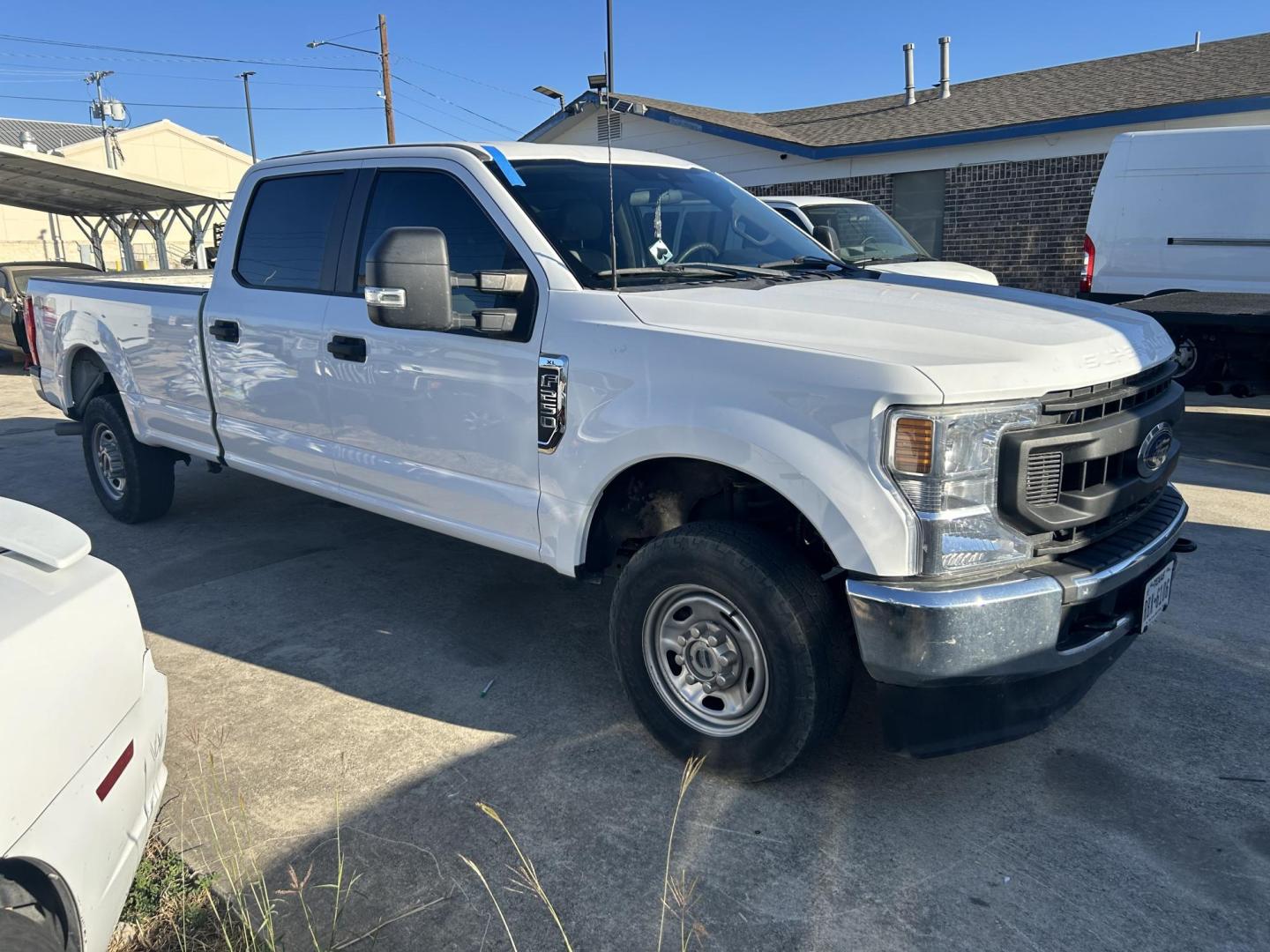 2022 White Ford F-250 SD XL Crew Cab 4WD (1FT7W2B6XNE) with an 6.2L V8 OHV 16V engine, 6A transmission, located at 1687 Business 35 S, New Braunfels, TX, 78130, (830) 625-7159, 29.655487, -98.051491 - Photo#3