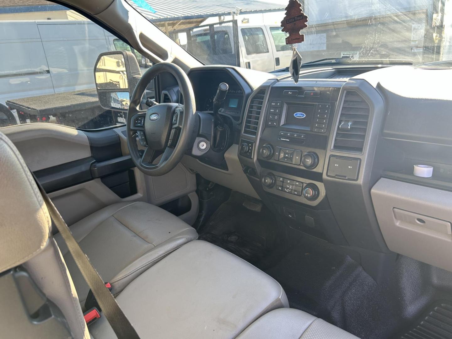 2022 White Ford F-250 SD XL Crew Cab 4WD (1FT7W2B6XNE) with an 6.2L V8 OHV 16V engine, 6A transmission, located at 1687 Business 35 S, New Braunfels, TX, 78130, (830) 625-7159, 29.655487, -98.051491 - Photo#9