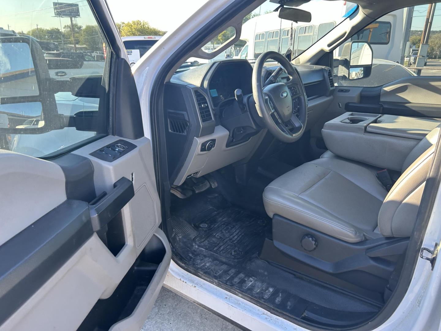 2022 White Ford F-250 SD XL Crew Cab 4WD (1FT7W2B6XNE) with an 6.2L V8 OHV 16V engine, 6A transmission, located at 1687 Business 35 S, New Braunfels, TX, 78130, (830) 625-7159, 29.655487, -98.051491 - Photo#4