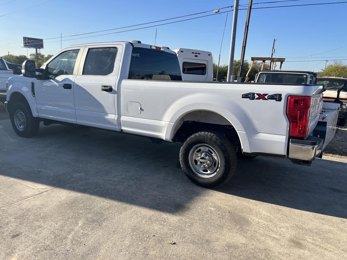 2022 White Ford F-250 SD XL Crew Cab 4WD (1FT7W2B6XNE) with an 6.2L V8 OHV 16V engine, 6A transmission, located at 1687 Business 35 S, New Braunfels, TX, 78130, (830) 625-7159, 29.655487, -98.051491 - Photo#1