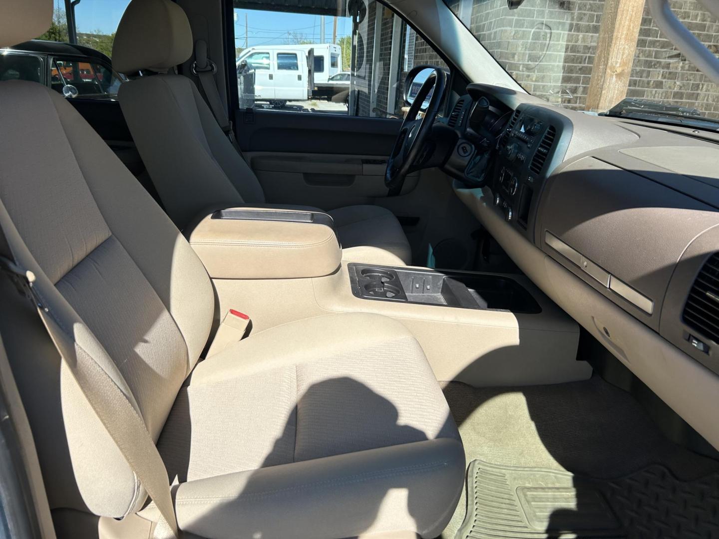 2013 Green Chevrolet Silverado 1500 LT Crew Cab 2WD (3GCPCSE02DG) with an 5.3L V8 OHV 16V FFV engine, 6-Speed Automatic transmission, located at 1687 Business 35 S, New Braunfels, TX, 78130, (830) 625-7159, 29.655487, -98.051491 - Photo#8