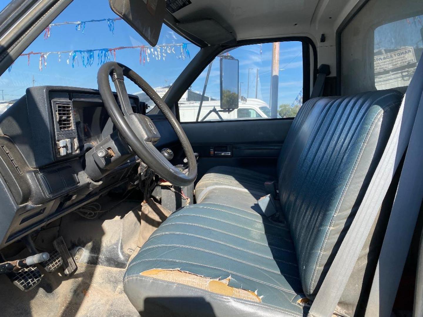 1994 White Chevrolet C7H042 - (1GBL7H1P3RJ) with an 6.0L V8 engine, 5SPD transmission, located at 1687 Business 35 S, New Braunfels, TX, 78130, (830) 625-7159, 29.655487, -98.051491 - Photo#3