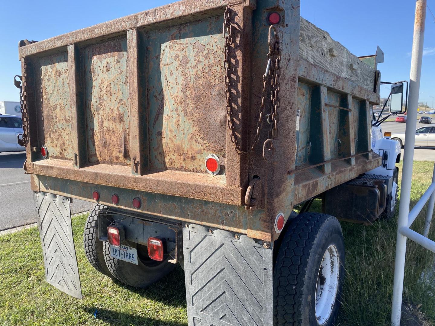 1994 White Chevrolet C7H042 - (1GBL7H1P3RJ) with an 6.0L V8 engine, 5SPD transmission, located at 1687 Business 35 S, New Braunfels, TX, 78130, (830) 625-7159, 29.655487, -98.051491 - Photo#2