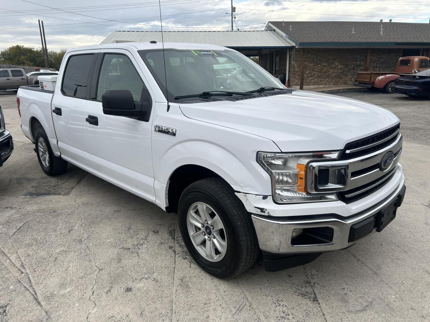 2018 White Ford F-150 XLT SuperCrew 5.5-ft. 2WD (1FTEW1CB0JK) with an 3.3L V6 DOHC 24V engine, 6A transmission, located at 1687 Business 35 S, New Braunfels, TX, 78130, (830) 625-7159, 29.655487, -98.051491 - Photo#4