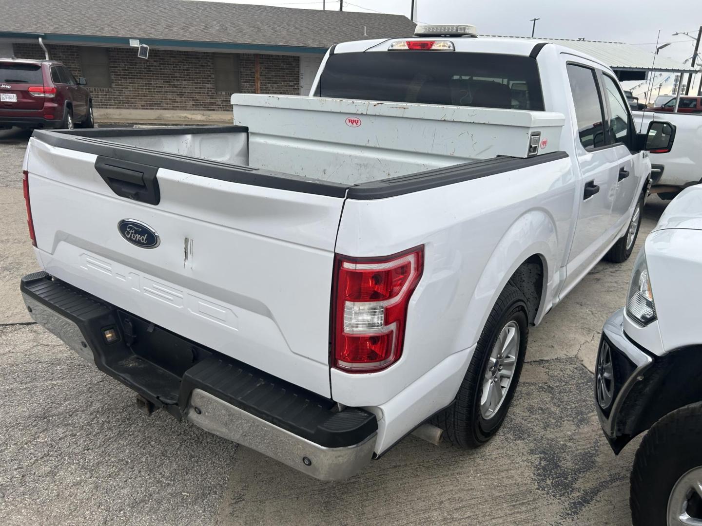 2018 White Ford F-150 XLT SuperCrew 5.5-ft. 2WD (1FTEW1CB0JK) with an 3.3L V6 DOHC 24V engine, 6A transmission, located at 1687 Business 35 S, New Braunfels, TX, 78130, (830) 625-7159, 29.655487, -98.051491 - Photo#3