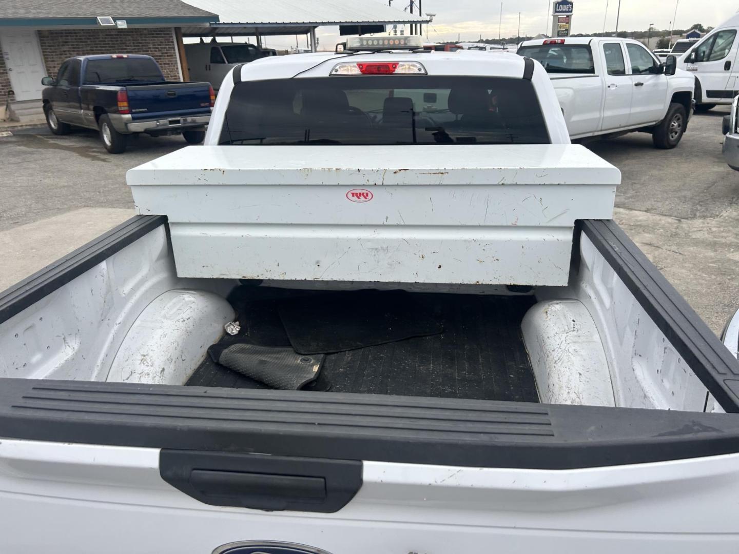 2018 White Ford F-150 XLT SuperCrew 5.5-ft. 2WD (1FTEW1CB0JK) with an 3.3L V6 DOHC 24V engine, 6A transmission, located at 1687 Business 35 S, New Braunfels, TX, 78130, (830) 625-7159, 29.655487, -98.051491 - Photo#2