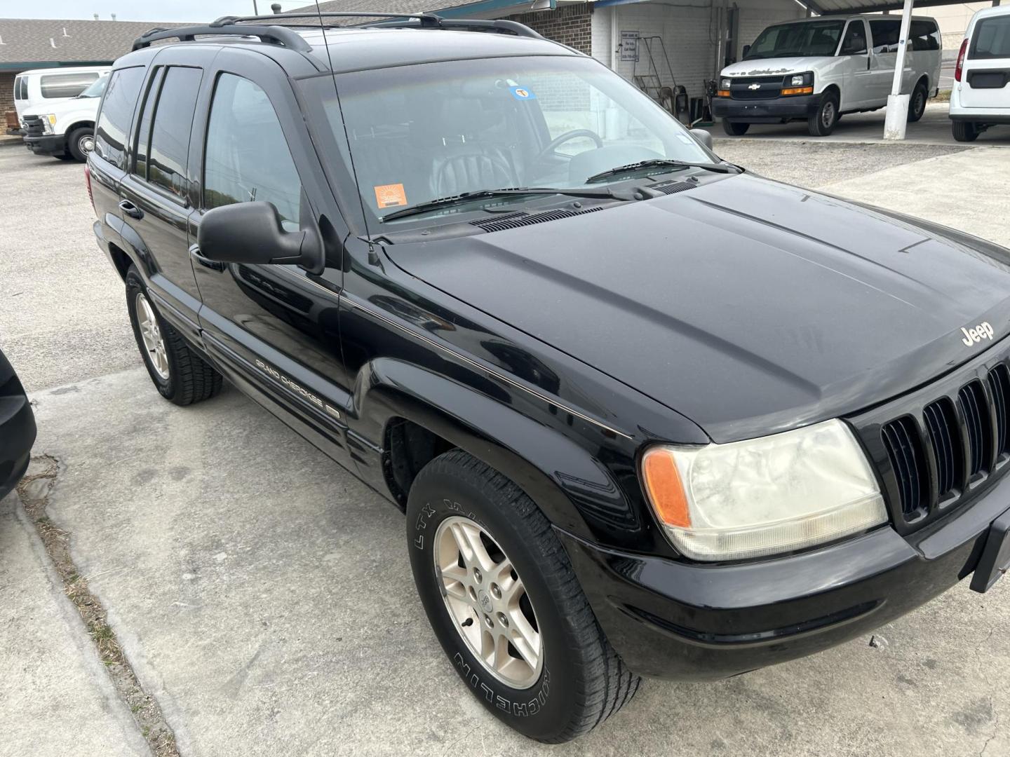 1999 Black Jeep Grand Cherokee Limited 4WD (1J4GW68NXXC) with an 4.7L V8 SOHC 16V engine, 4-Speed Automatic Overdrive transmission, located at 1687 Business 35 S, New Braunfels, TX, 78130, (830) 625-7159, 29.655487, -98.051491 - Photo#2