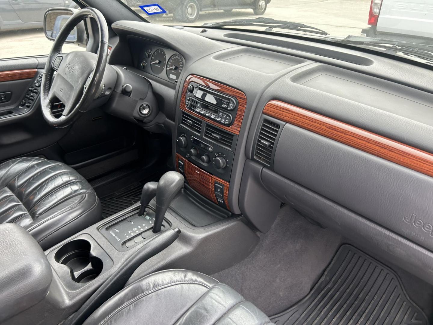 1999 Black Jeep Grand Cherokee Limited 4WD (1J4GW68NXXC) with an 4.7L V8 SOHC 16V engine, 4-Speed Automatic Overdrive transmission, located at 1687 Business 35 S, New Braunfels, TX, 78130, (830) 625-7159, 29.655487, -98.051491 - Photo#3