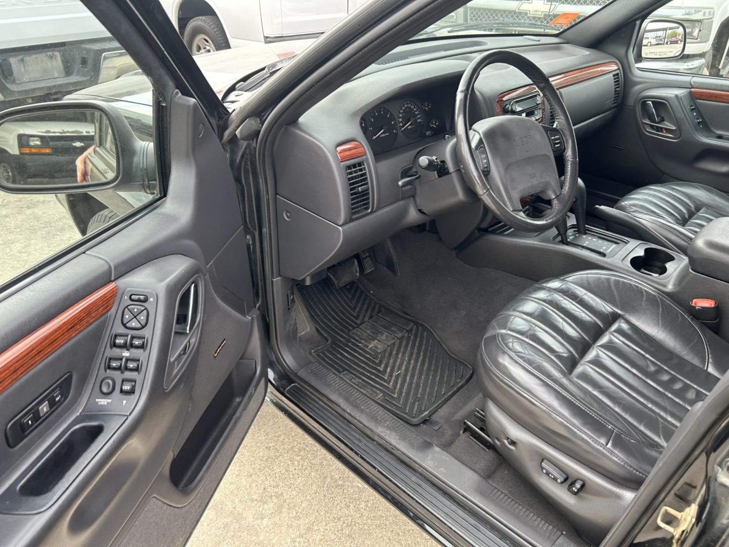 1999 Black Jeep Grand Cherokee Limited 4WD (1J4GW68NXXC) with an 4.7L V8 SOHC 16V engine, 4-Speed Automatic Overdrive transmission, located at 1687 Business 35 S, New Braunfels, TX, 78130, (830) 625-7159, 29.655487, -98.051491 - Photo#9