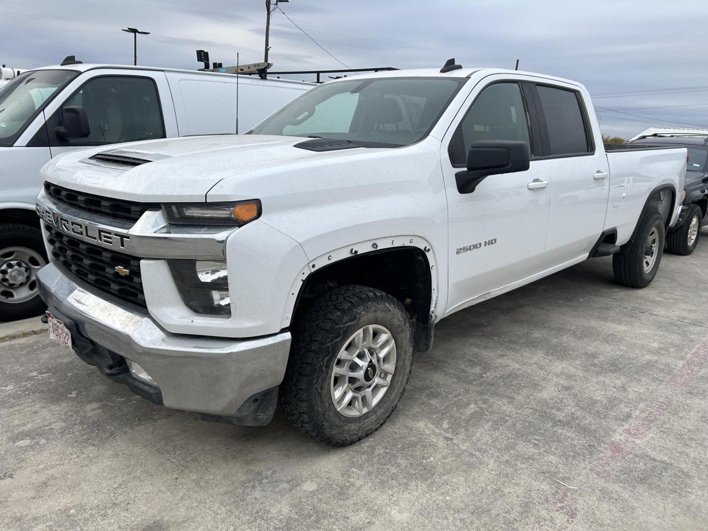 2022 White Chevrolet Silverado 2500HD LT Crew Cab Short Box 4WD (1GC4YNE77NF) with an 6.6L V8 OHV 16V engine, 6A transmission, located at 1687 Business 35 S, New Braunfels, TX, 78130, (830) 625-7159, 29.655487, -98.051491 - Photo#0