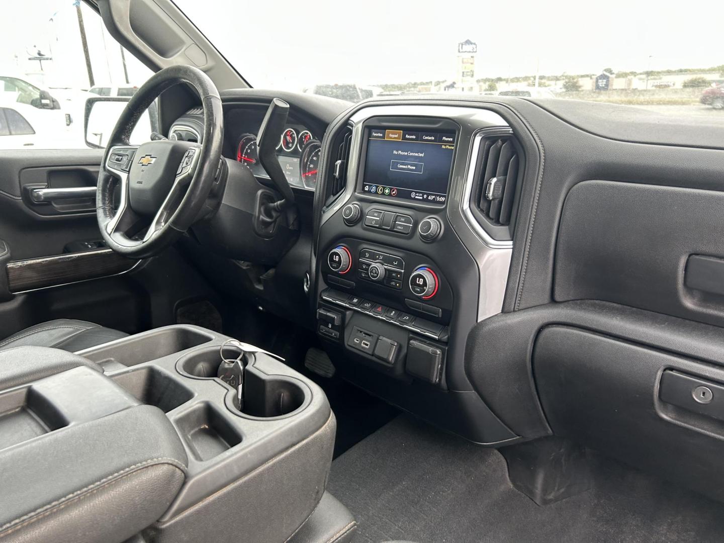 2022 White Chevrolet Silverado 2500HD LT Crew Cab Short Box 4WD (1GC4YNE77NF) with an 6.6L V8 OHV 16V engine, 6A transmission, located at 1687 Business 35 S, New Braunfels, TX, 78130, (830) 625-7159, 29.655487, -98.051491 - Photo#3