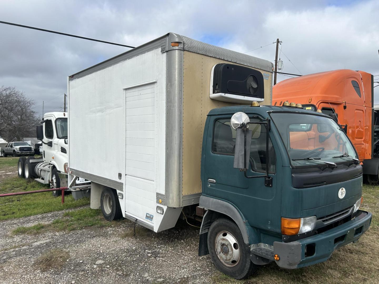 2000 Nissan UD1200 - (JNAUXV1J9YA) with an 4.6L L6 TURBO INTERCOOLER DIESEL engine, located at 1687 Business 35 S, New Braunfels, TX, 78130, (830) 625-7159, 29.655487, -98.051491 - Photo#1