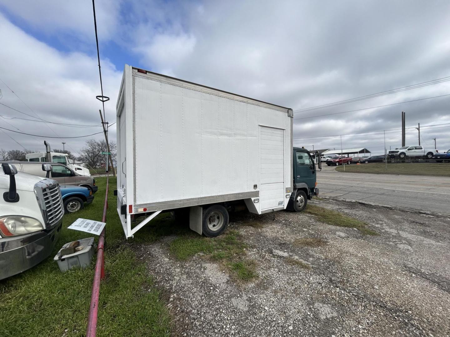 2000 Nissan UD1200 - (JNAUXV1J9YA) with an 4.6L L6 TURBO INTERCOOLER DIESEL engine, located at 1687 Business 35 S, New Braunfels, TX, 78130, (830) 625-7159, 29.655487, -98.051491 - Photo#2