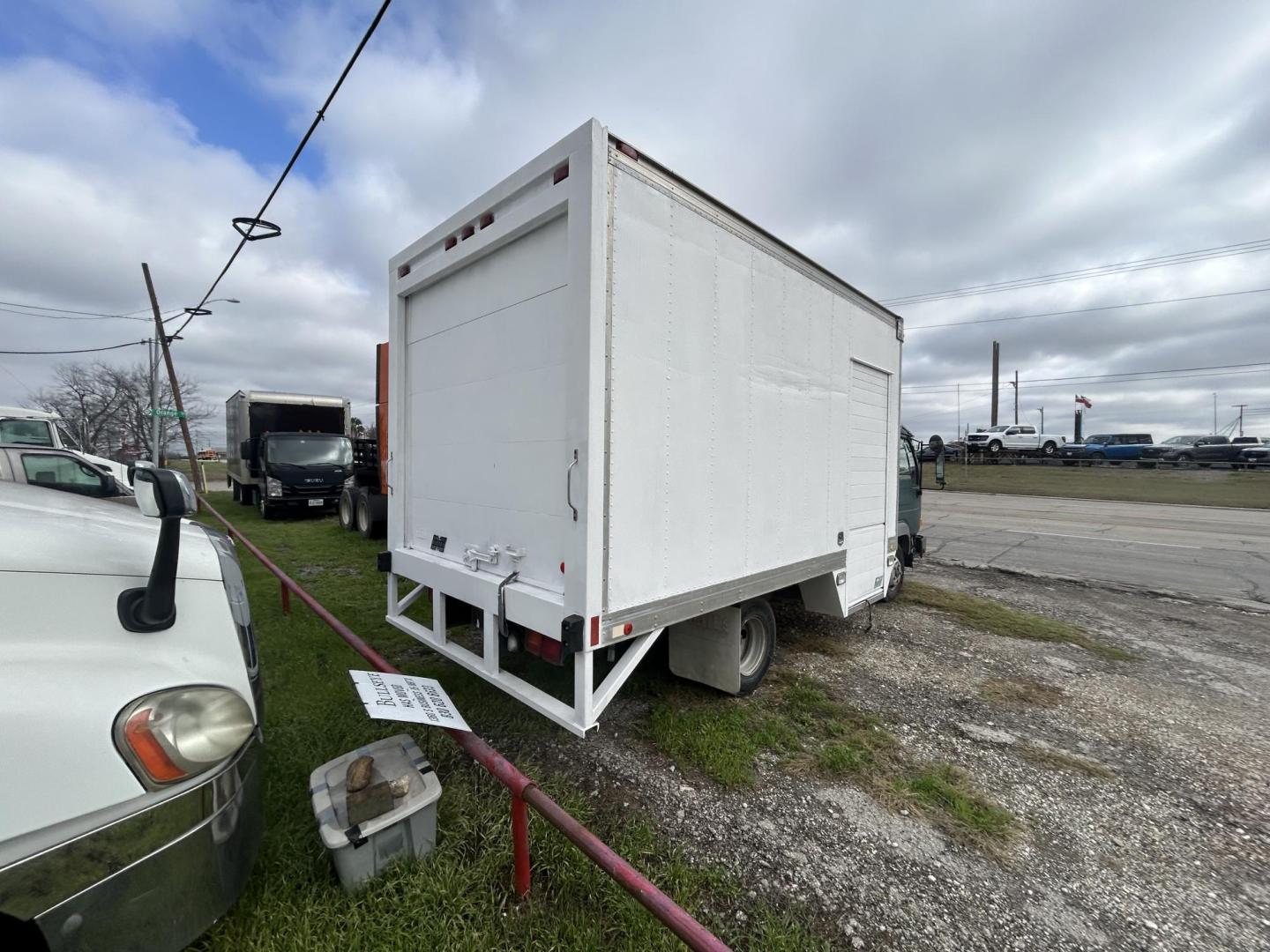 2000 Nissan UD1200 - (JNAUXV1J9YA) with an 4.6L L6 TURBO INTERCOOLER DIESEL engine, located at 1687 Business 35 S, New Braunfels, TX, 78130, (830) 625-7159, 29.655487, -98.051491 - Photo#19