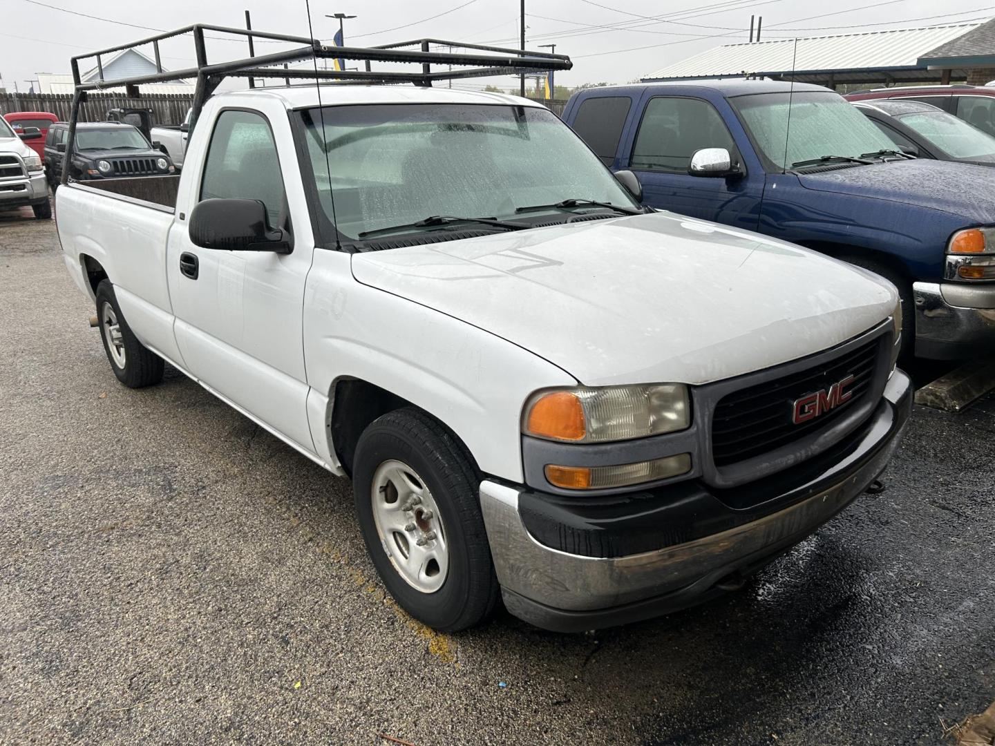 2000 White GMC Sierra 1500 SL Reg. Cab Long Bed 2WD (1GTEC14T4YE) with an 5.3L V8 OHV 16V engine, located at 1687 Business 35 S, New Braunfels, TX, 78130, (830) 625-7159, 29.655487, -98.051491 - Photo#1