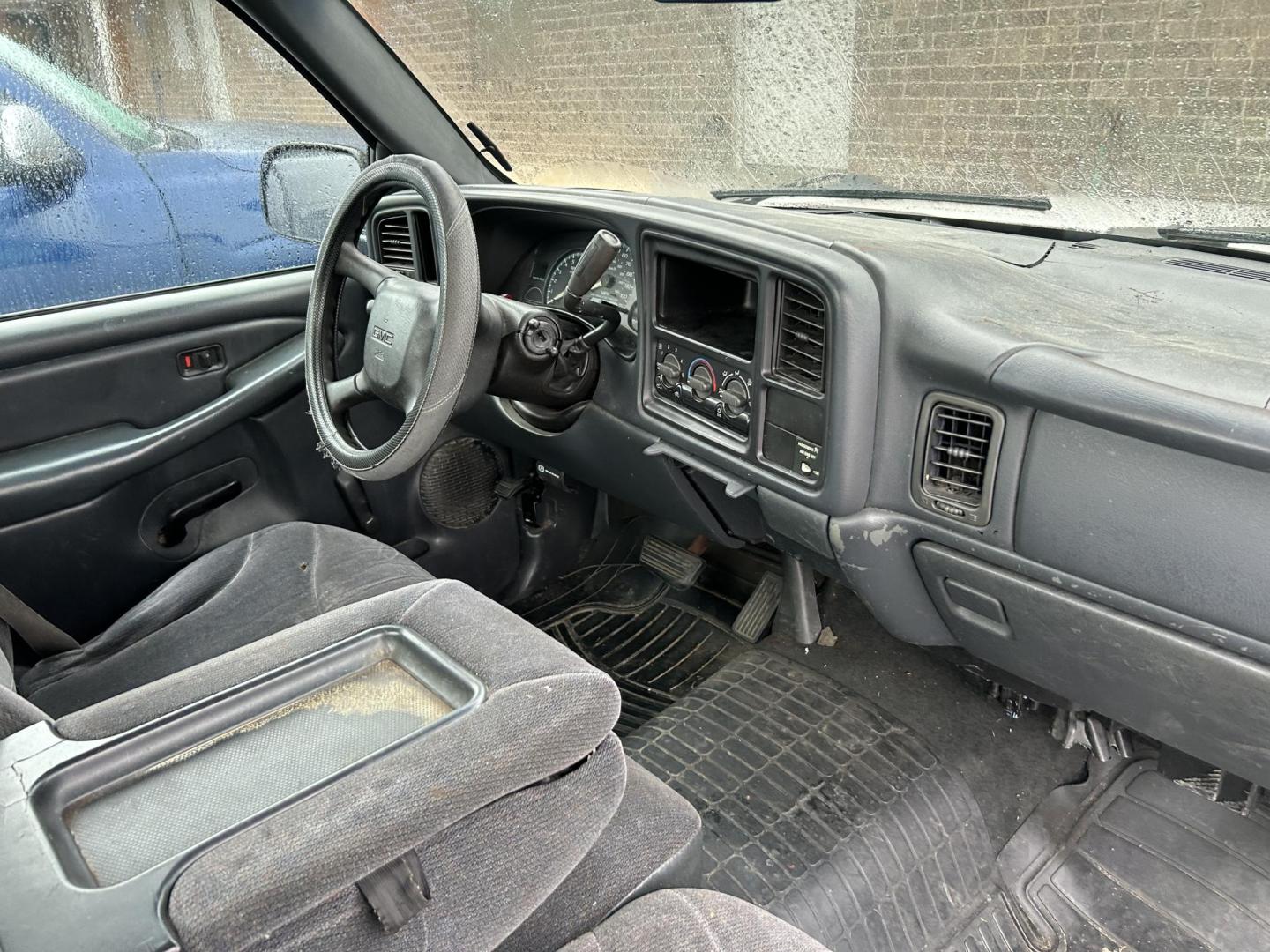 2000 White GMC Sierra 1500 SL Reg. Cab Long Bed 2WD (1GTEC14T4YE) with an 5.3L V8 OHV 16V engine, located at 1687 Business 35 S, New Braunfels, TX, 78130, (830) 625-7159, 29.655487, -98.051491 - Photo#3